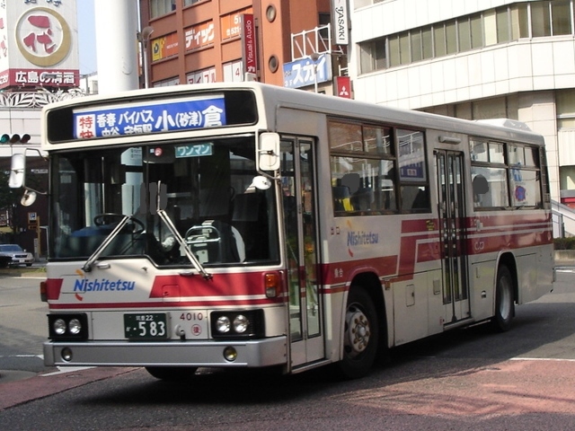 NO．3015 ハーモニー塗装にラッピングと存在、西鉄バス
